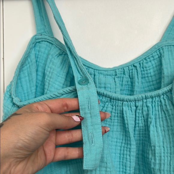 Aqua Sleeveless Button-Up Top crop top close - Picture 5 of 5